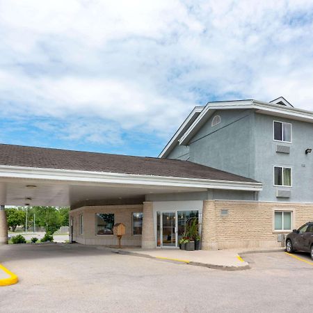 Super 8 By Wyndham Winnipeg West Extérieur photo