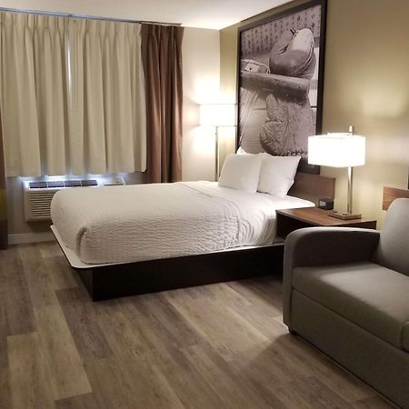 Super 8 By Wyndham Winnipeg West Extérieur photo