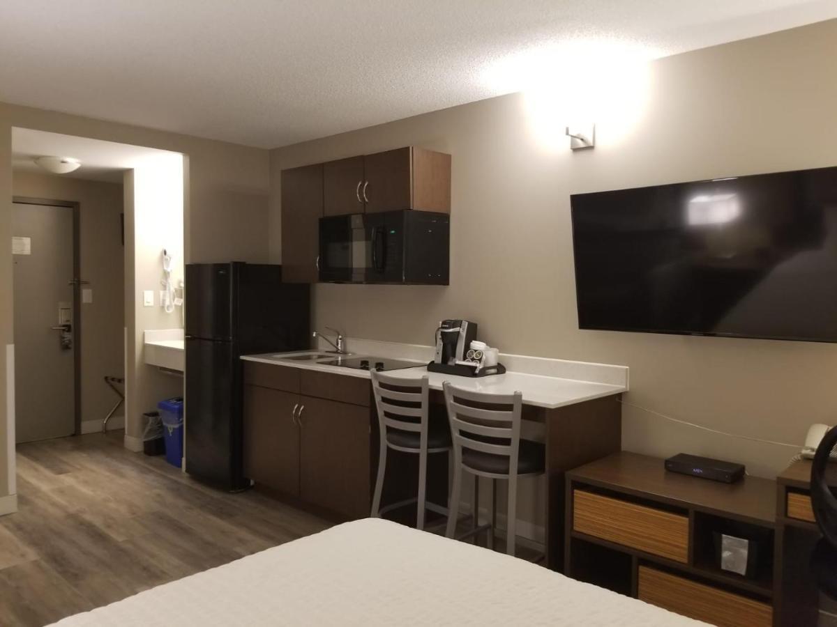 Super 8 By Wyndham Winnipeg West Extérieur photo