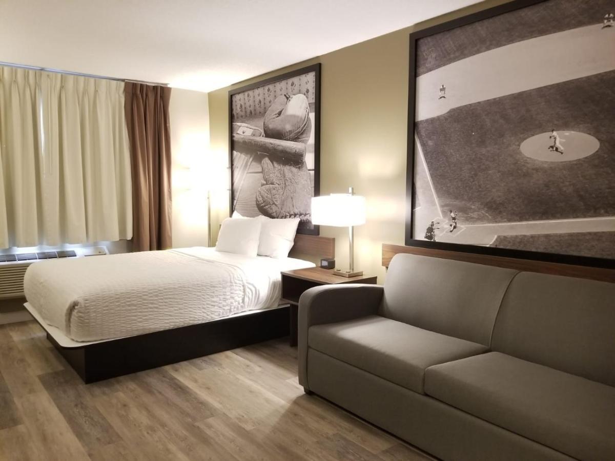 Super 8 By Wyndham Winnipeg West Extérieur photo