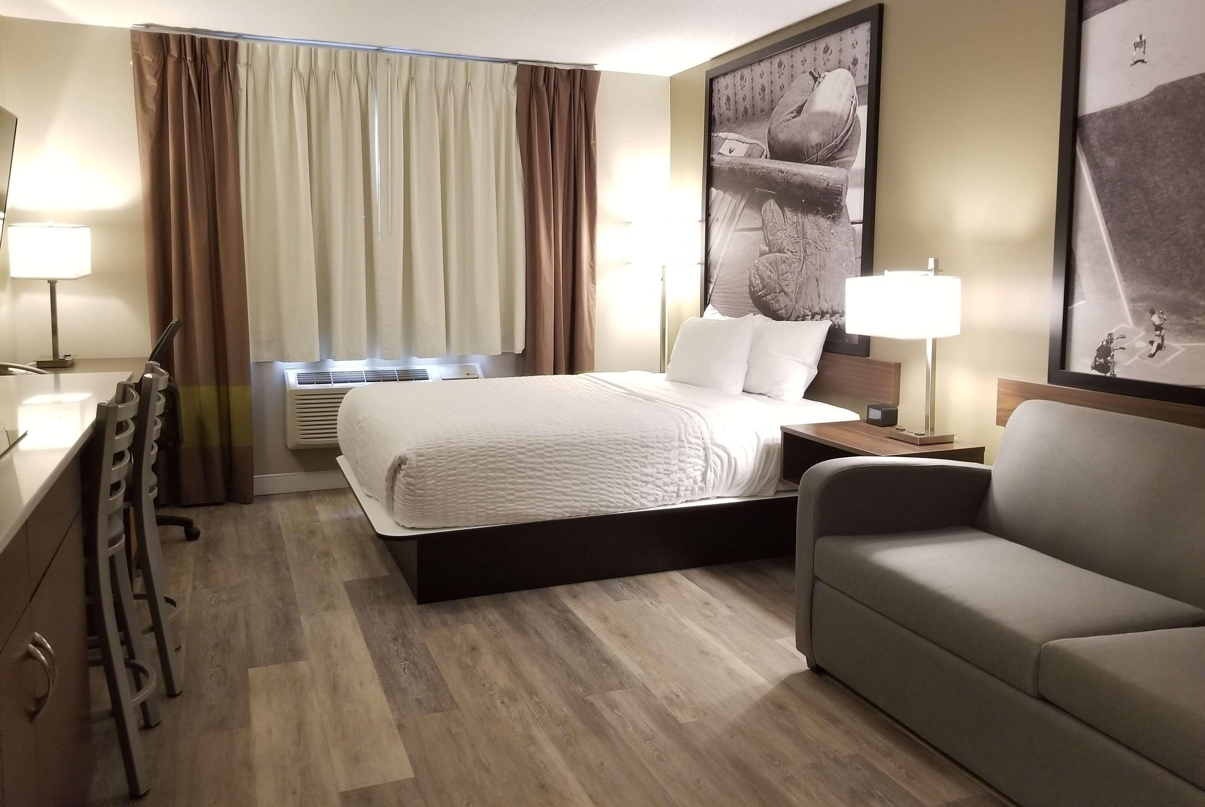 Super 8 By Wyndham Winnipeg West Extérieur photo