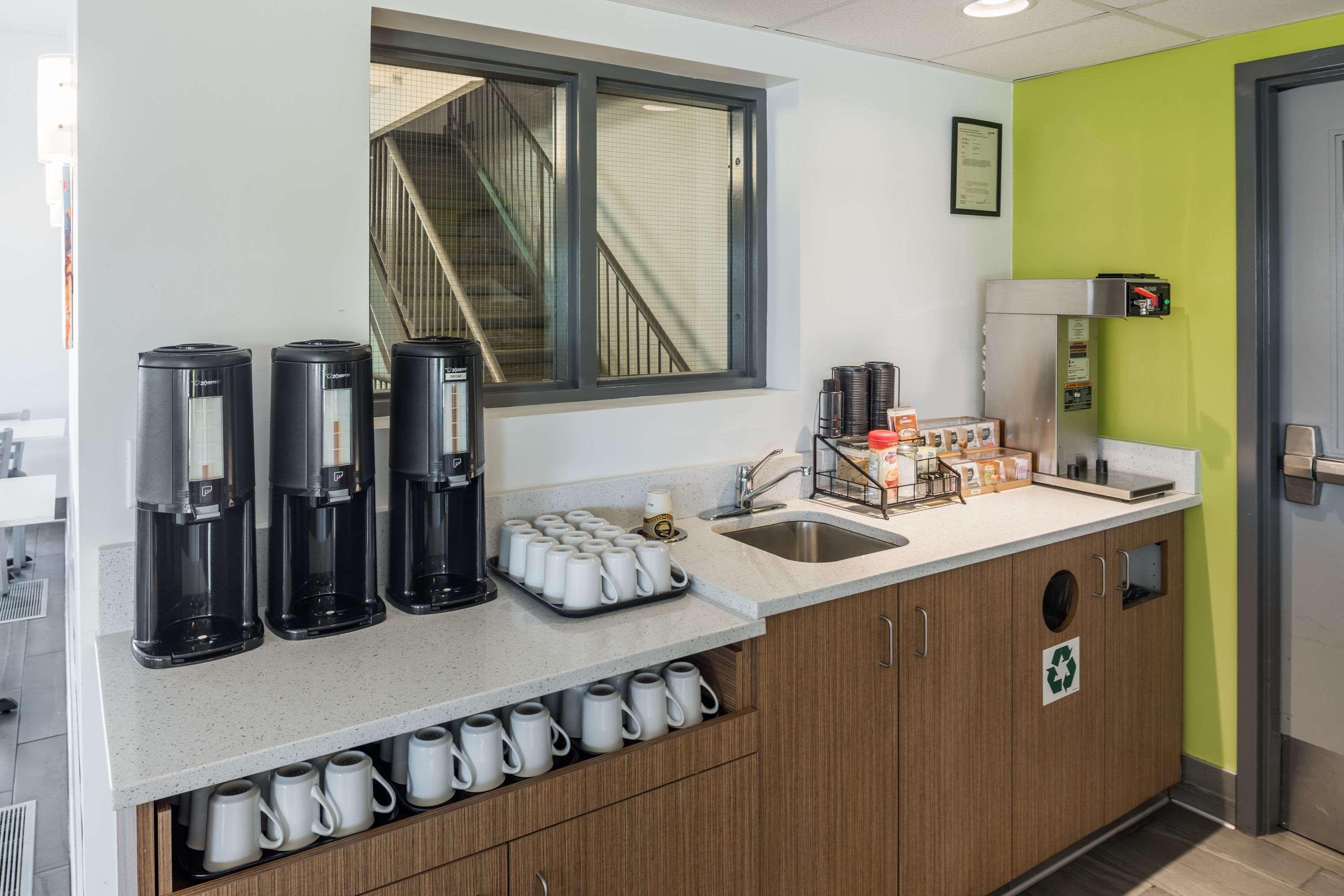 Super 8 By Wyndham Winnipeg West Extérieur photo