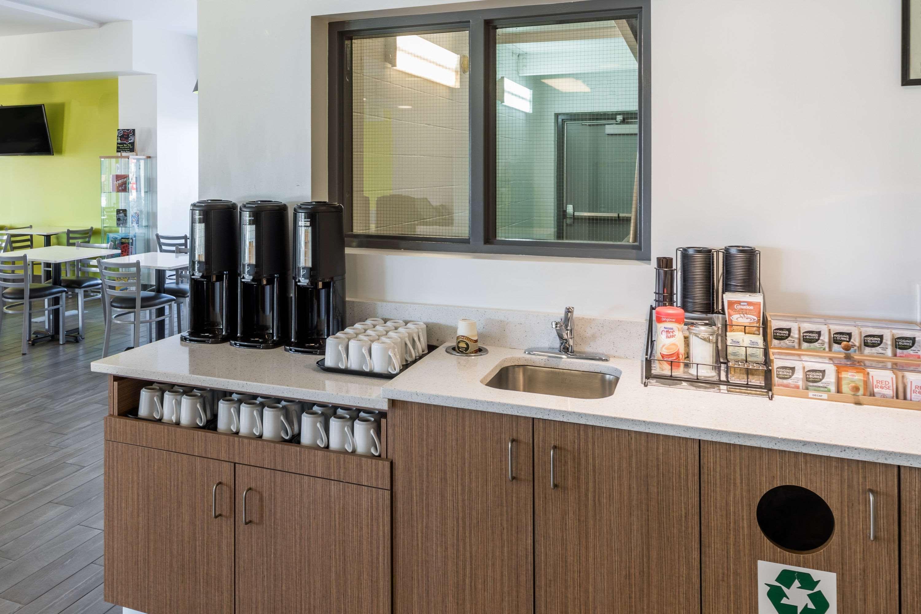 Super 8 By Wyndham Winnipeg West Extérieur photo