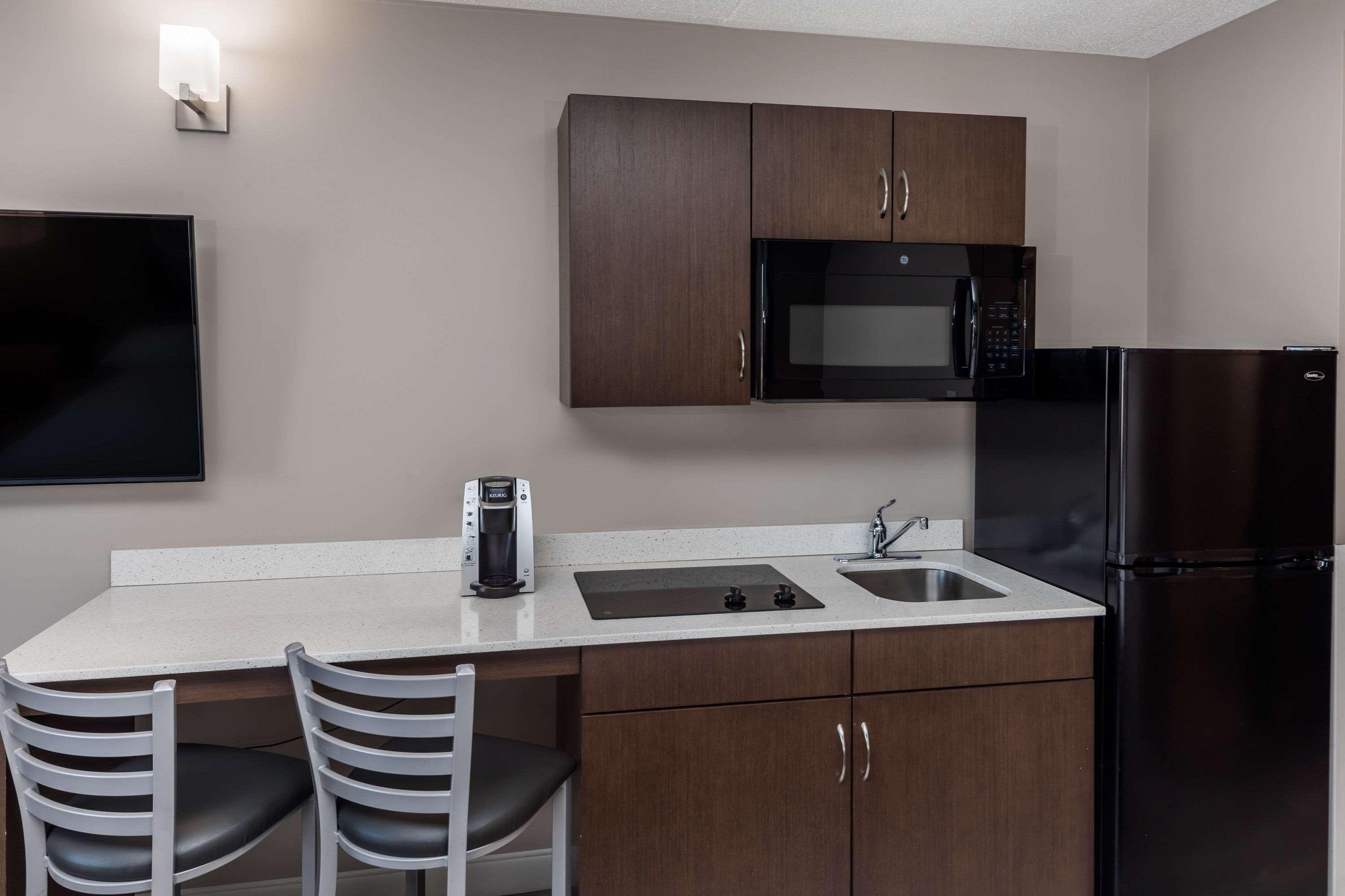 Super 8 By Wyndham Winnipeg West Extérieur photo