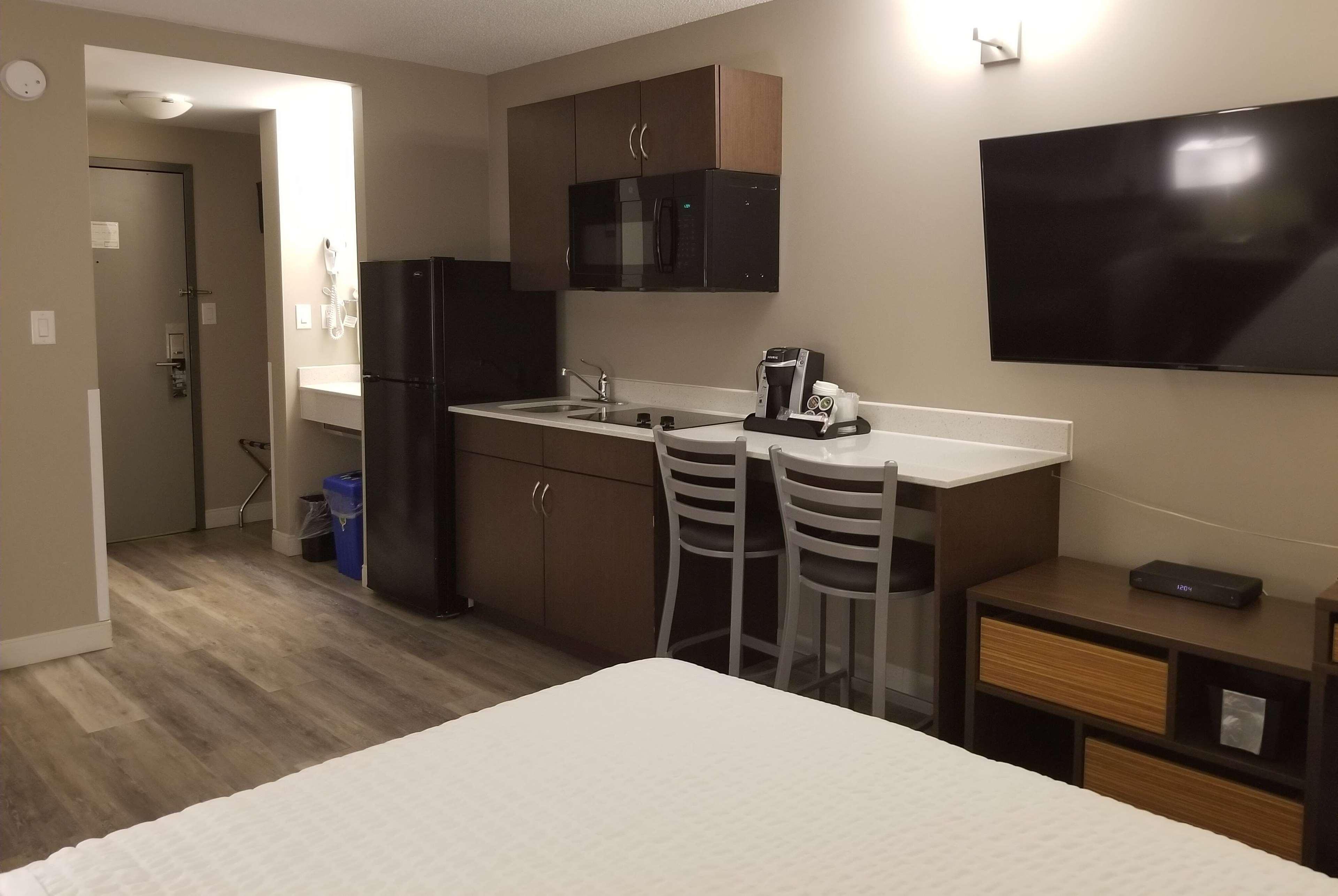 Super 8 By Wyndham Winnipeg West Extérieur photo