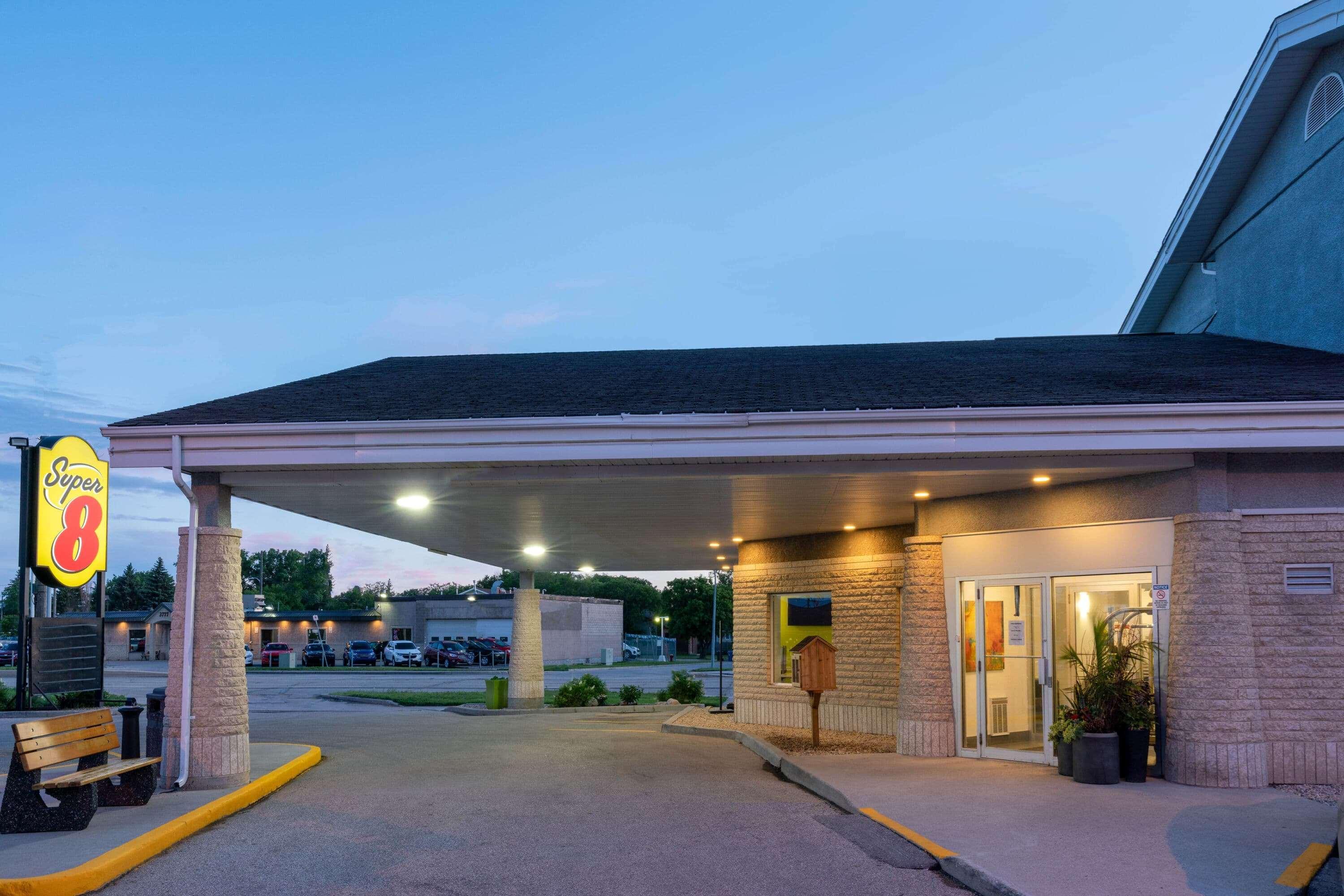 Super 8 By Wyndham Winnipeg West Extérieur photo