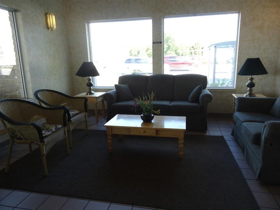 Super 8 By Wyndham Winnipeg West Extérieur photo