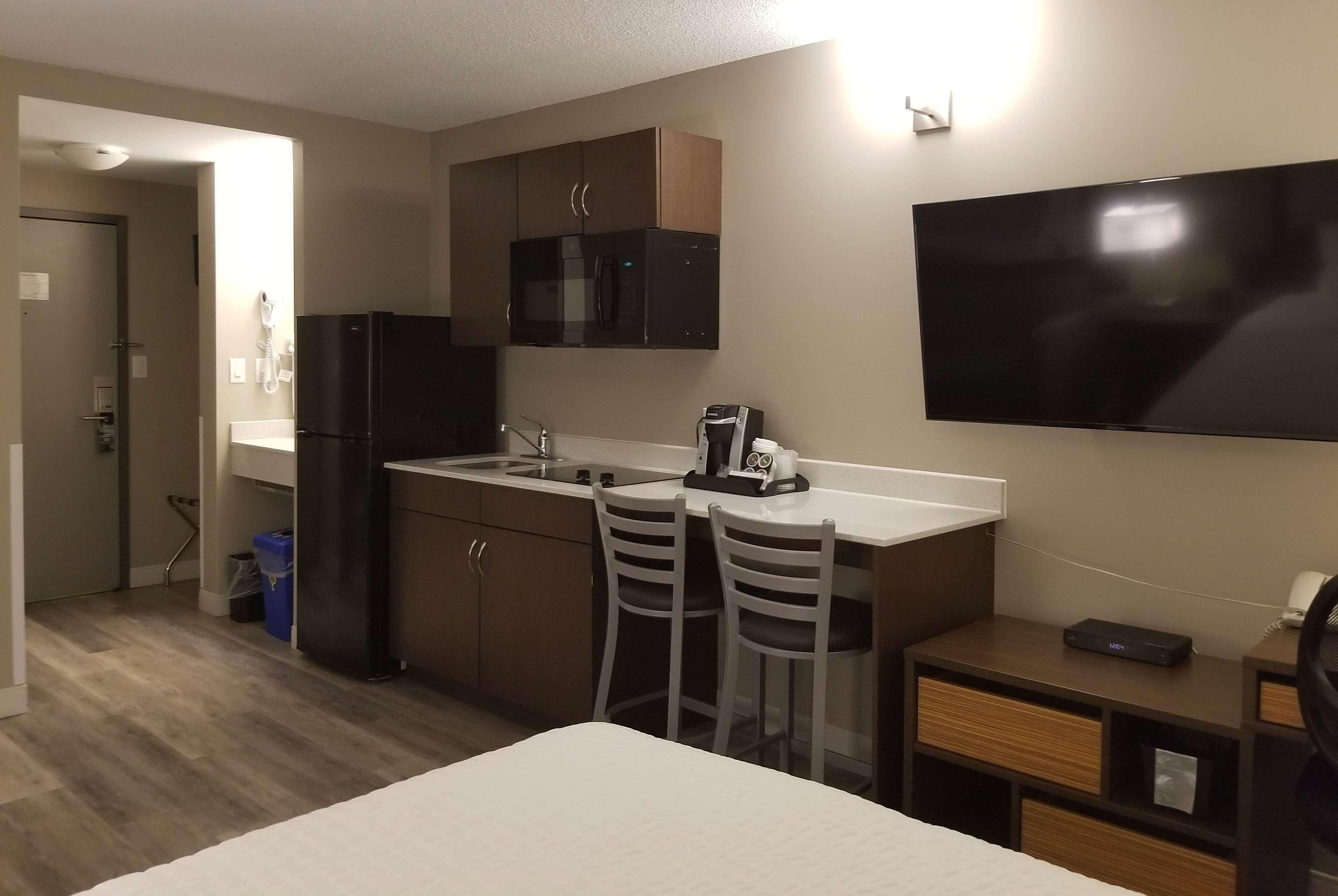 Super 8 By Wyndham Winnipeg West Extérieur photo