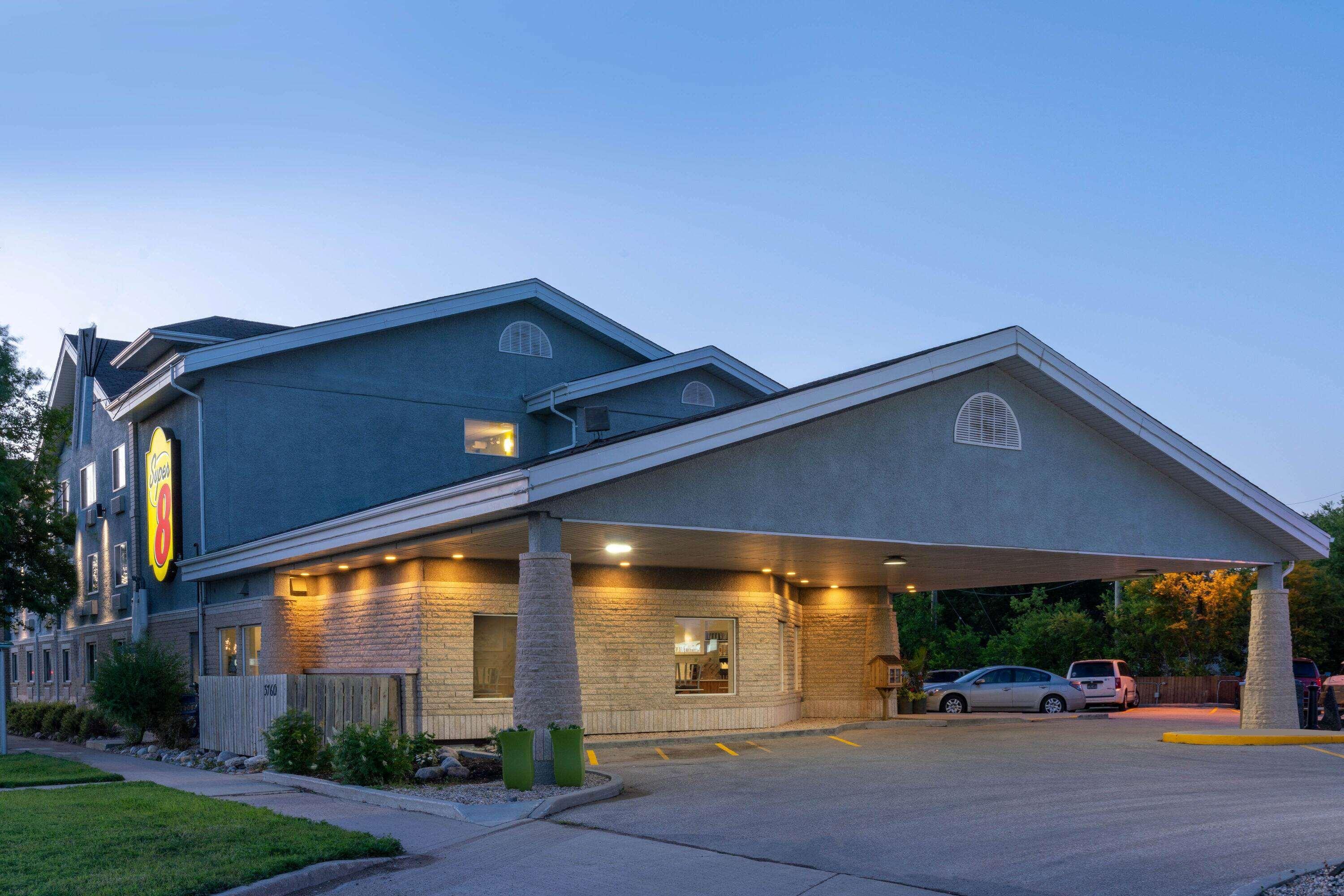 Super 8 By Wyndham Winnipeg West Extérieur photo