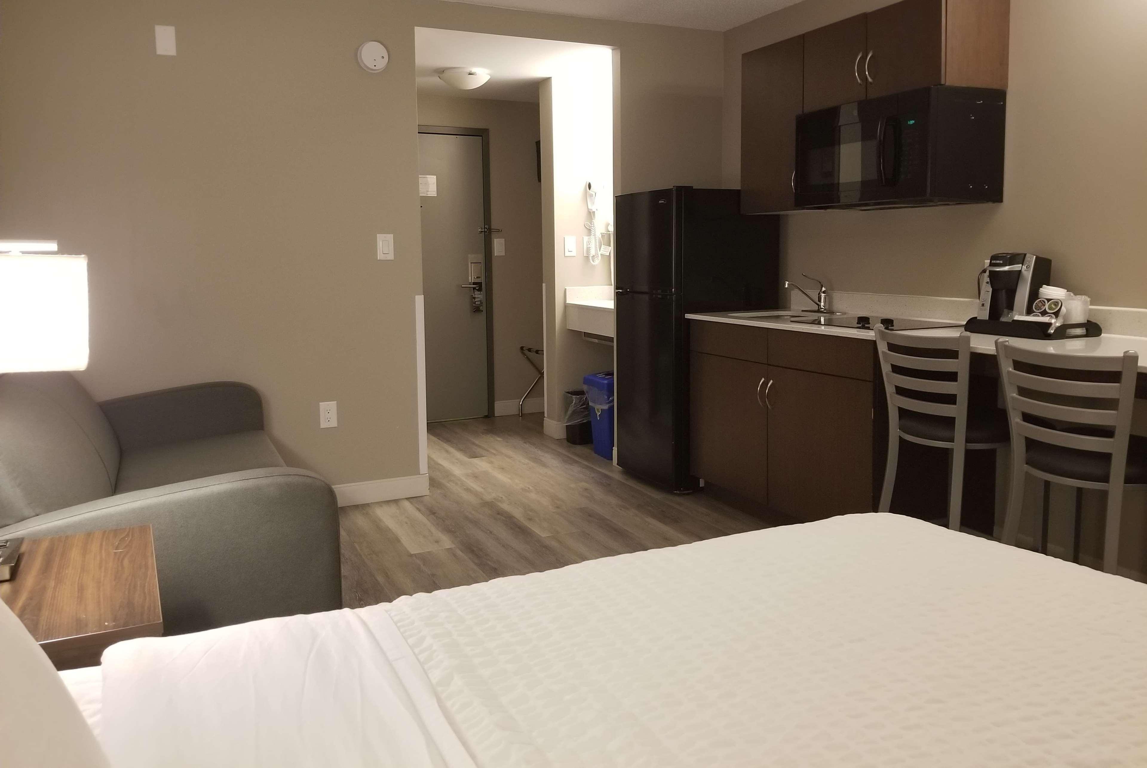Super 8 By Wyndham Winnipeg West Extérieur photo