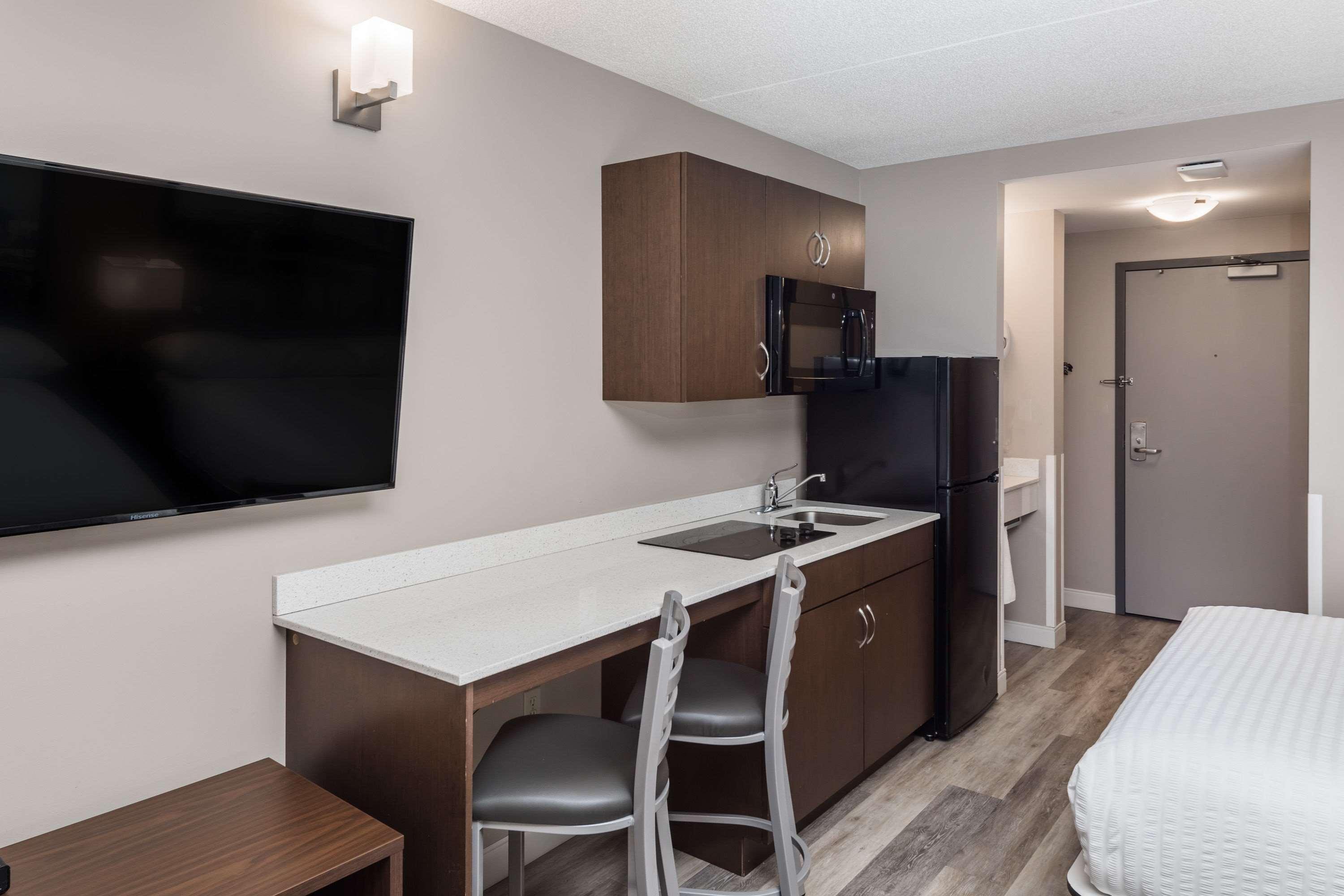 Super 8 By Wyndham Winnipeg West Extérieur photo