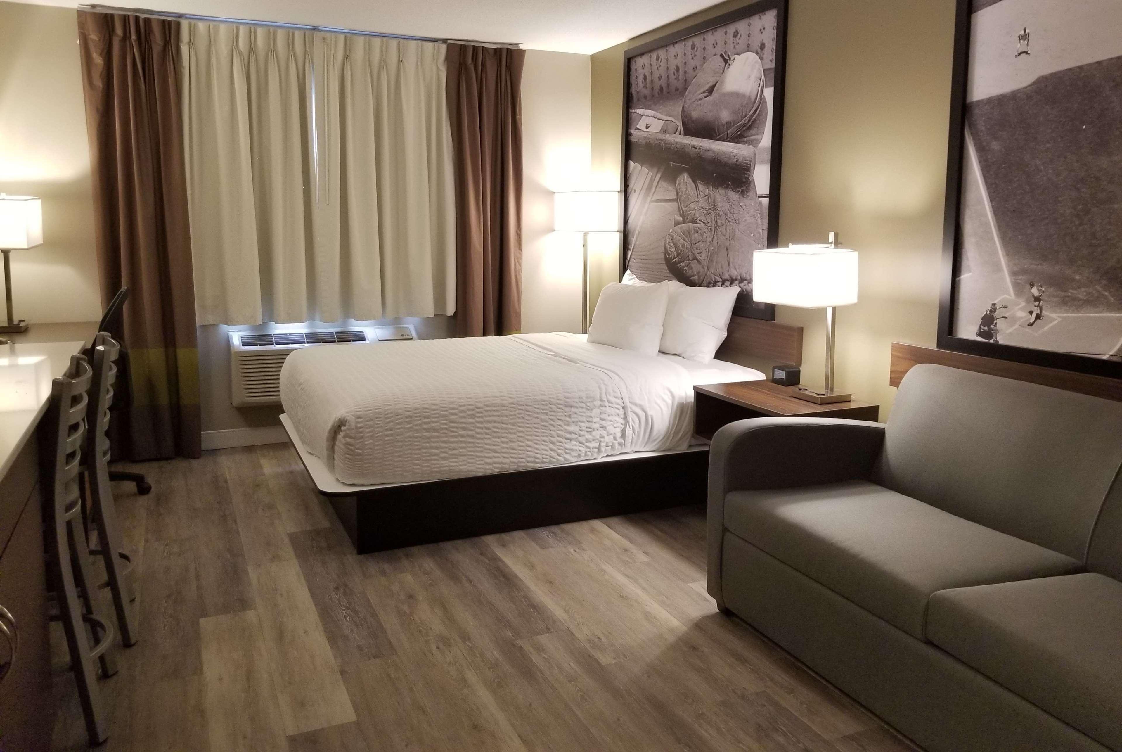Super 8 By Wyndham Winnipeg West Extérieur photo