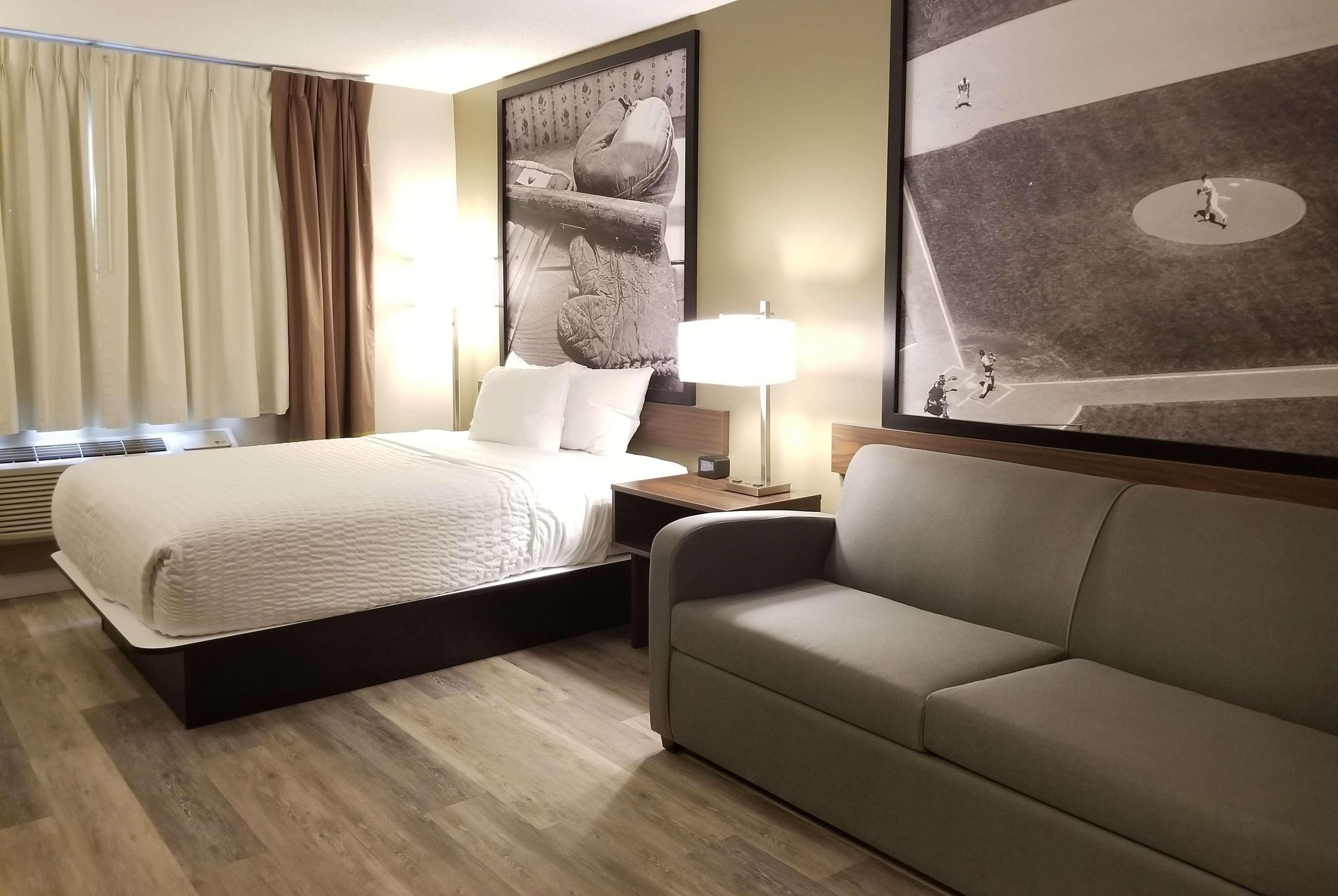 Super 8 By Wyndham Winnipeg West Extérieur photo
