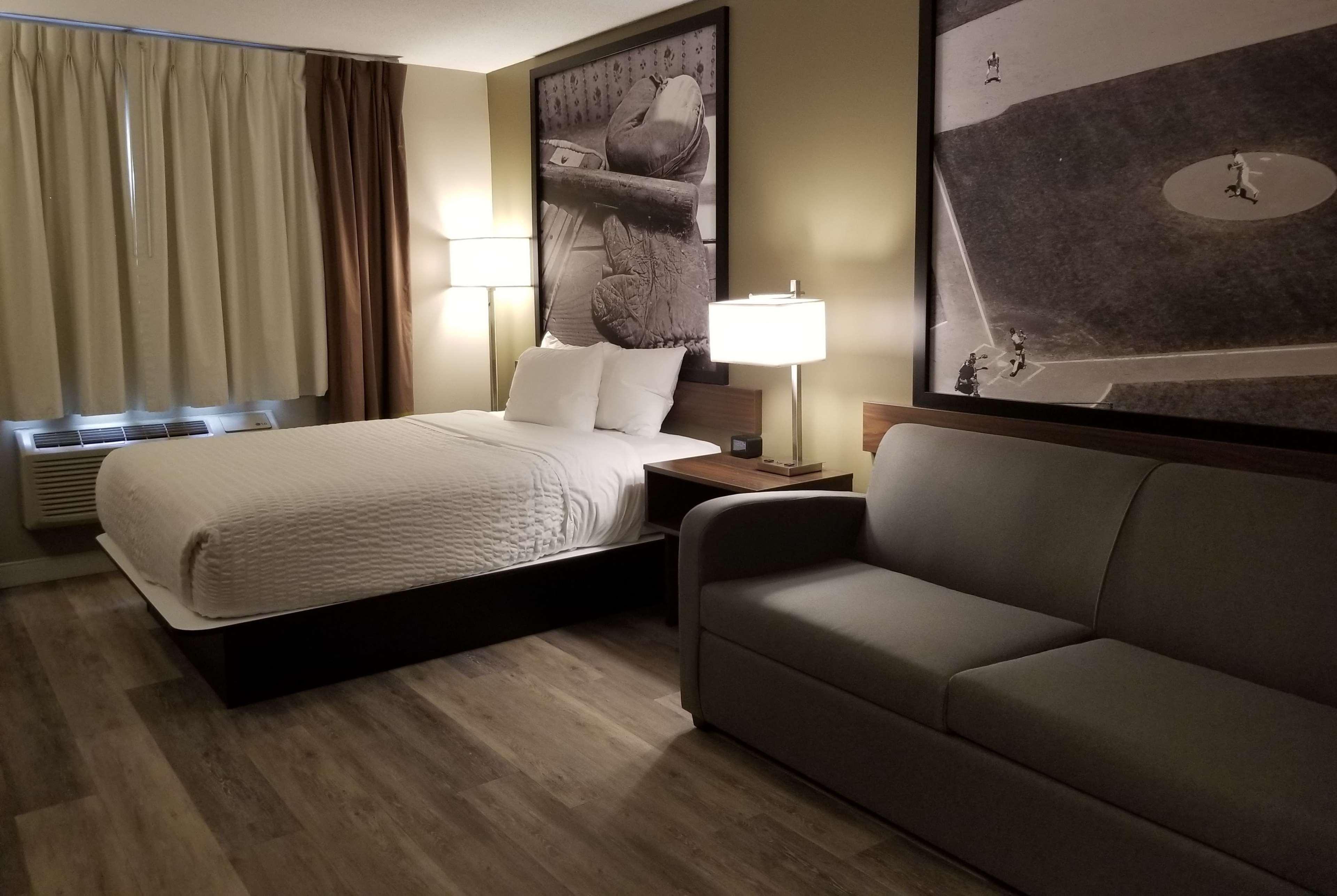 Super 8 By Wyndham Winnipeg West Extérieur photo