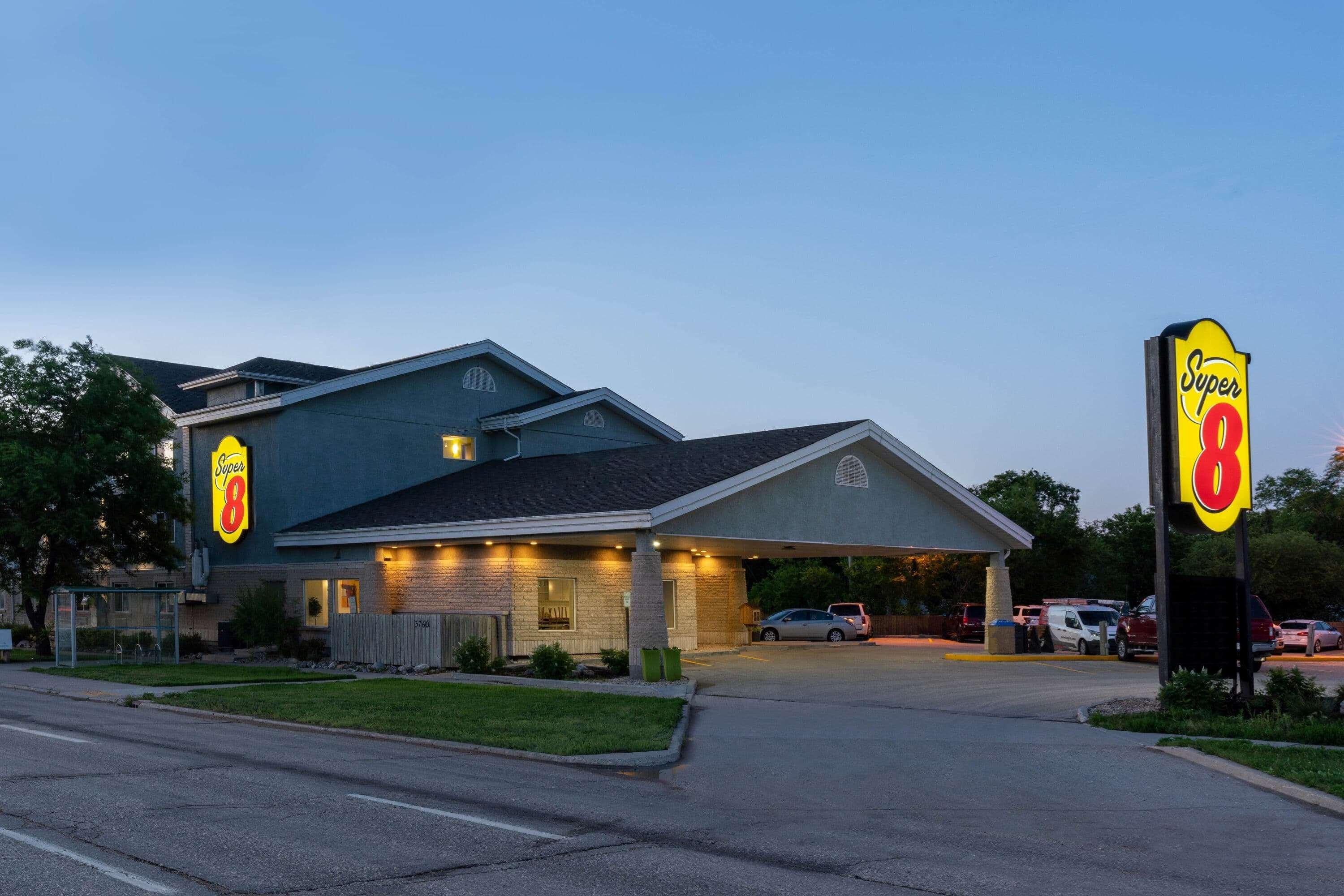 Super 8 By Wyndham Winnipeg West Extérieur photo