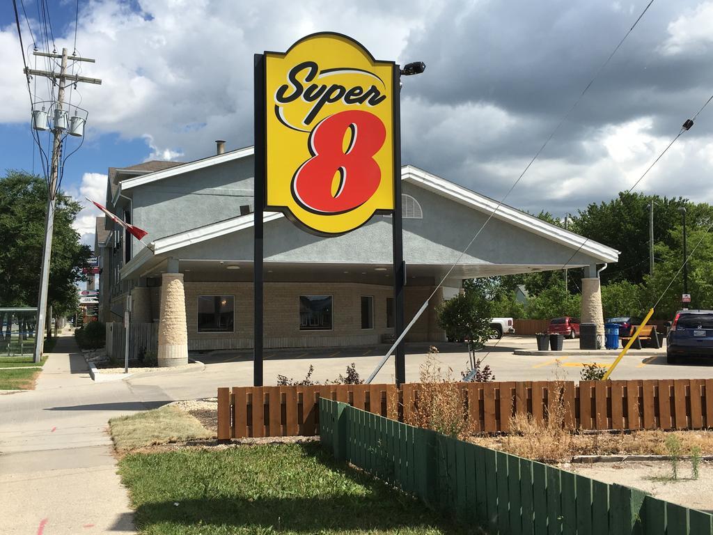 Super 8 By Wyndham Winnipeg West Extérieur photo