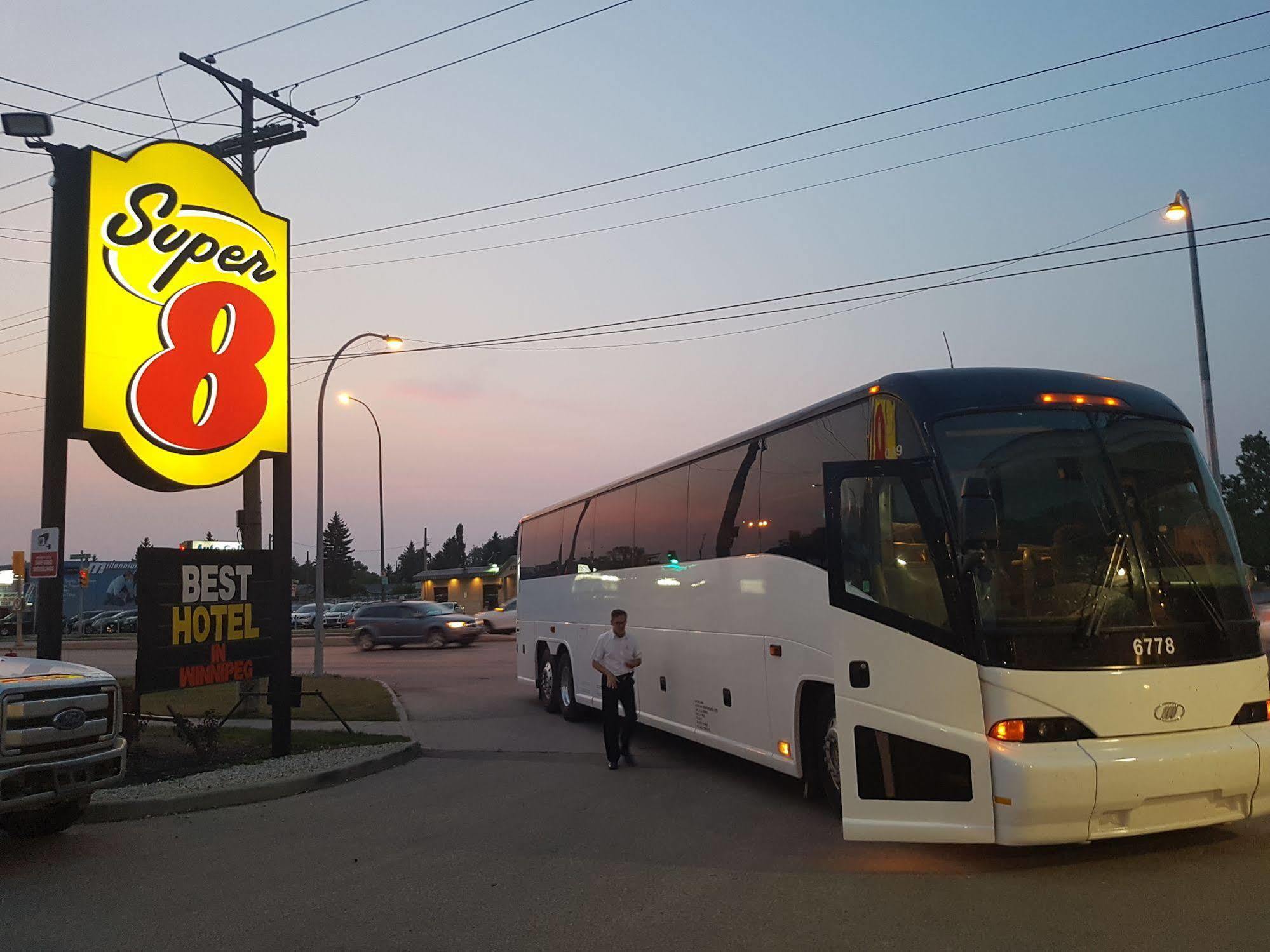 Super 8 By Wyndham Winnipeg West Extérieur photo