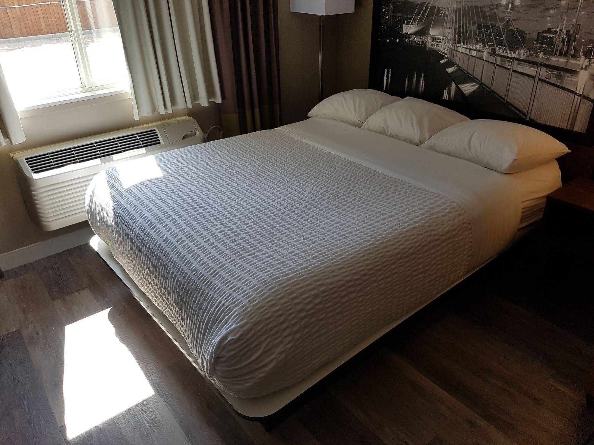 Super 8 By Wyndham Winnipeg West Extérieur photo