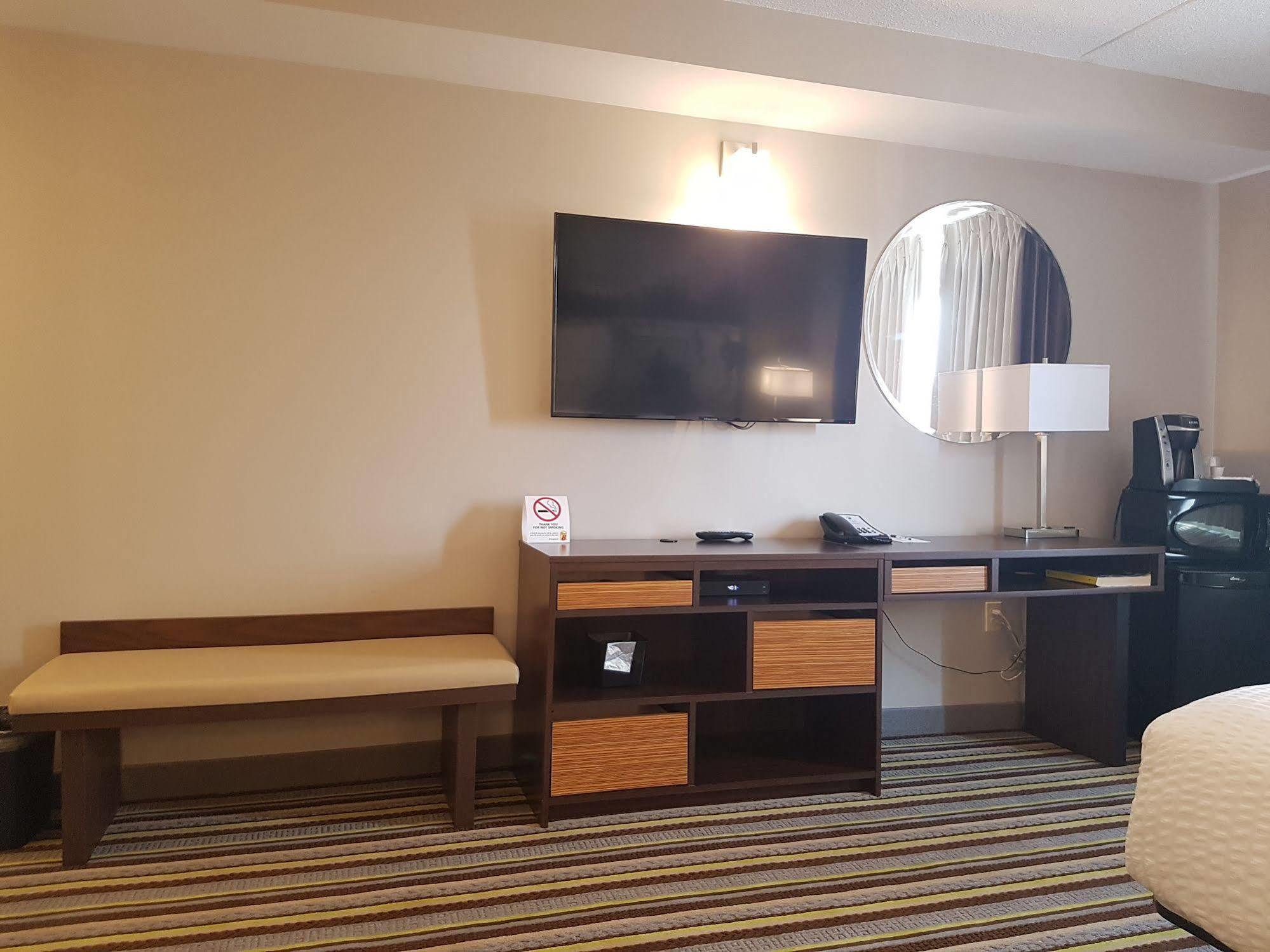 Super 8 By Wyndham Winnipeg West Extérieur photo